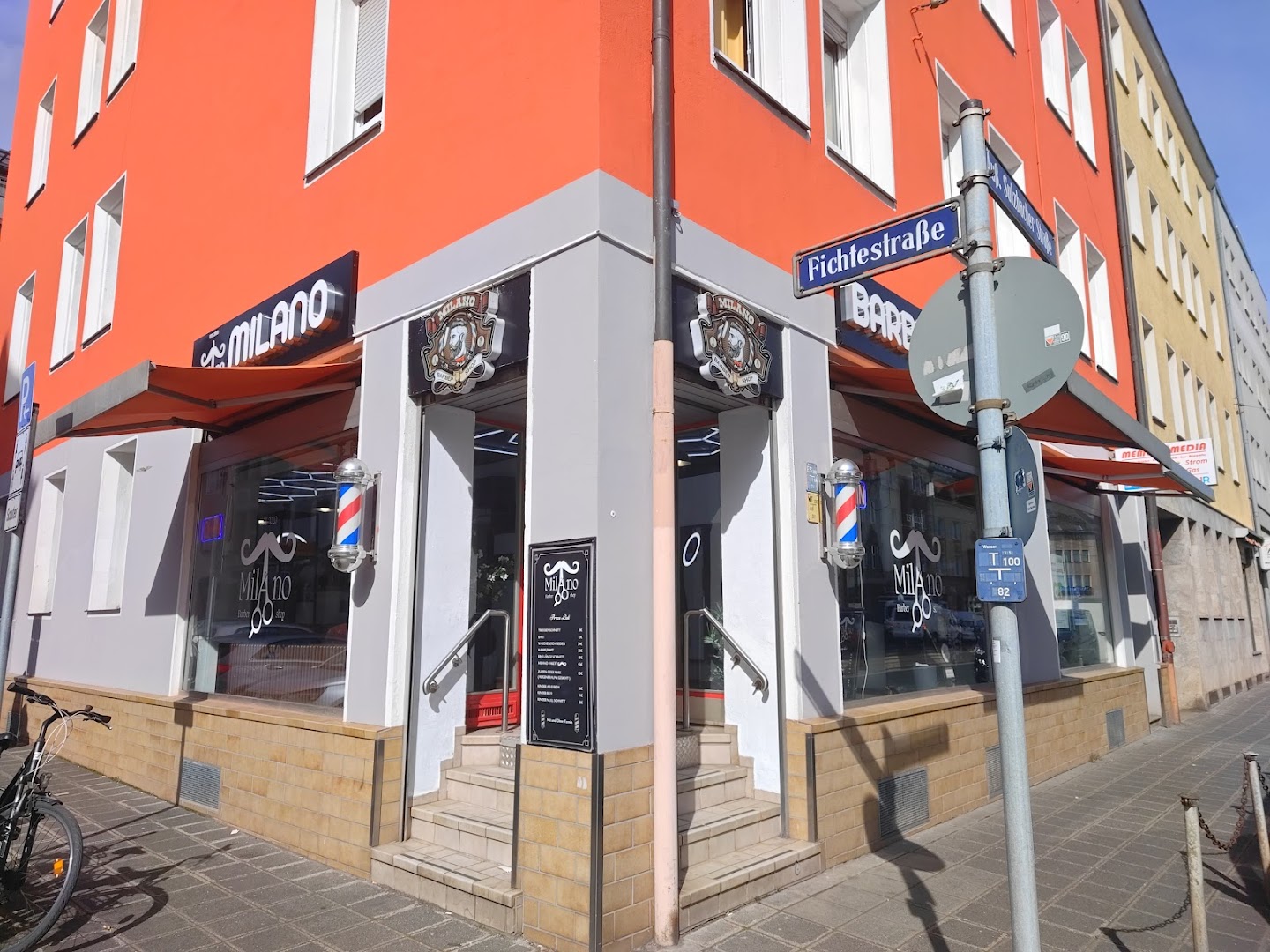 Der rote Eck-Laden von MILANO an der Äußeren Sulzbacher Straße mit Barber-Polen