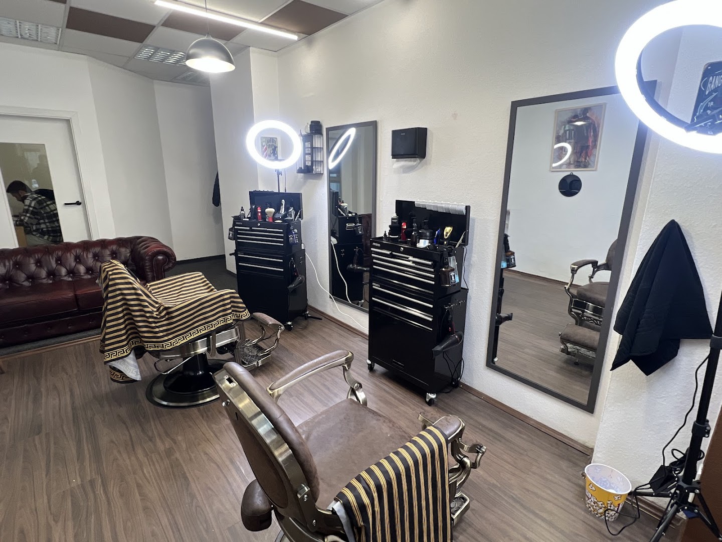 Innenraum von MILANO Barbershop Nürnberg — Chesterfield und Ringlicht